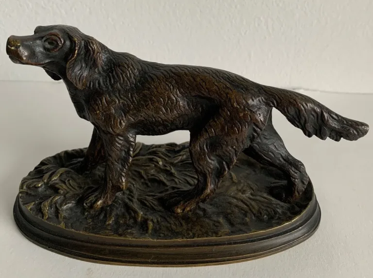 Chien de chasse en bronze
