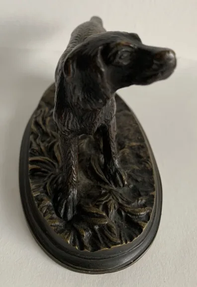 Chien de chasse en bronze
