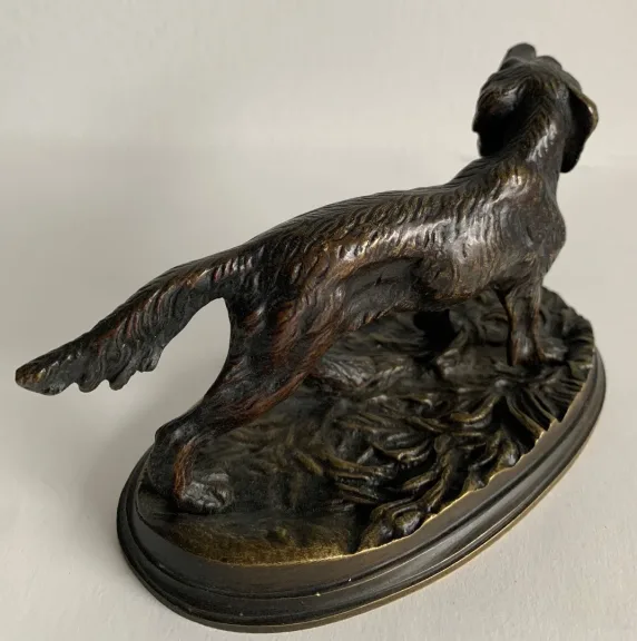 Chien de chasse en bronze