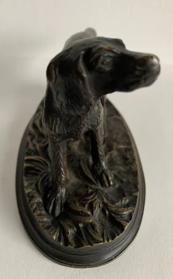 Chien de chasse en bronze