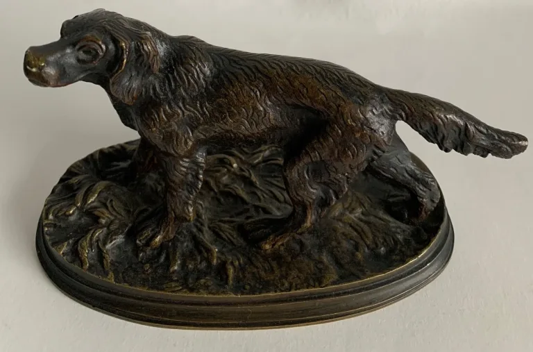 Chien de chasse en bronze