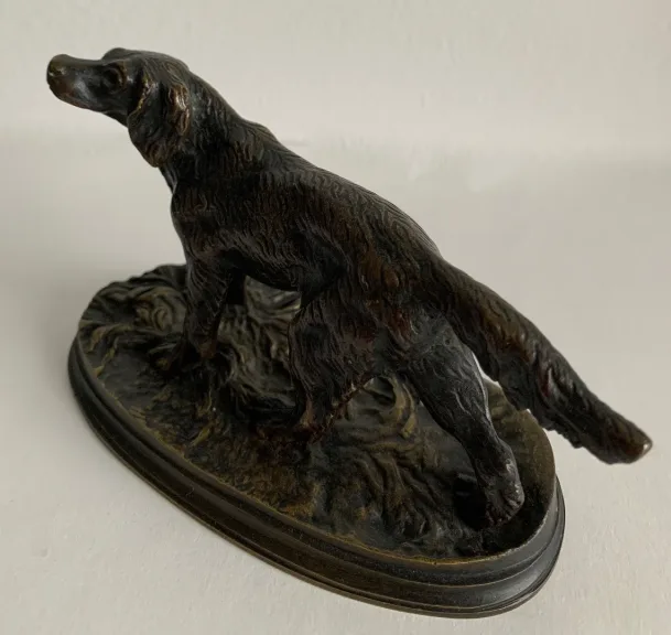 Chien de chasse en bronze