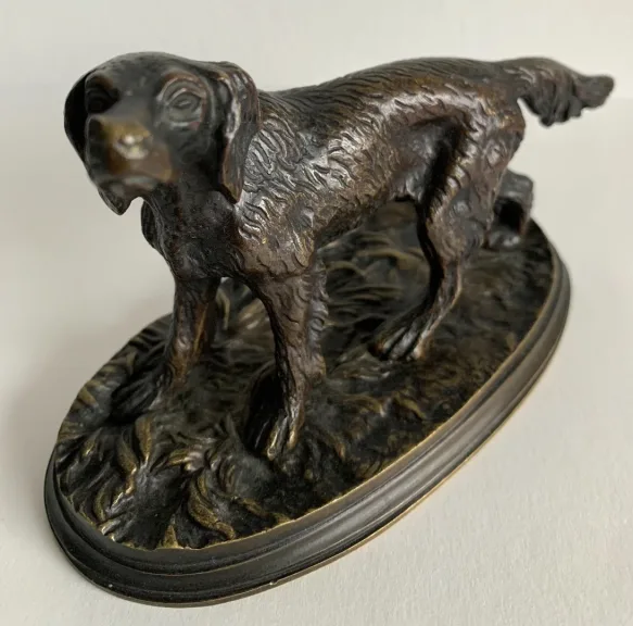 Chien de chasse en bronze