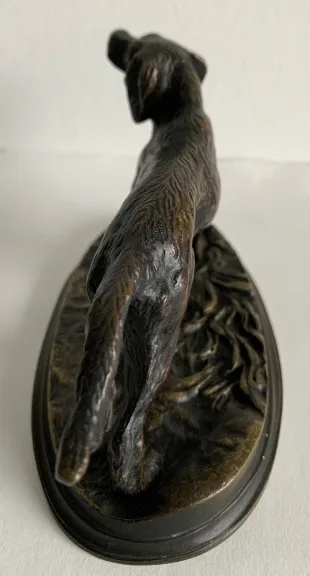 Chien de chasse en bronze