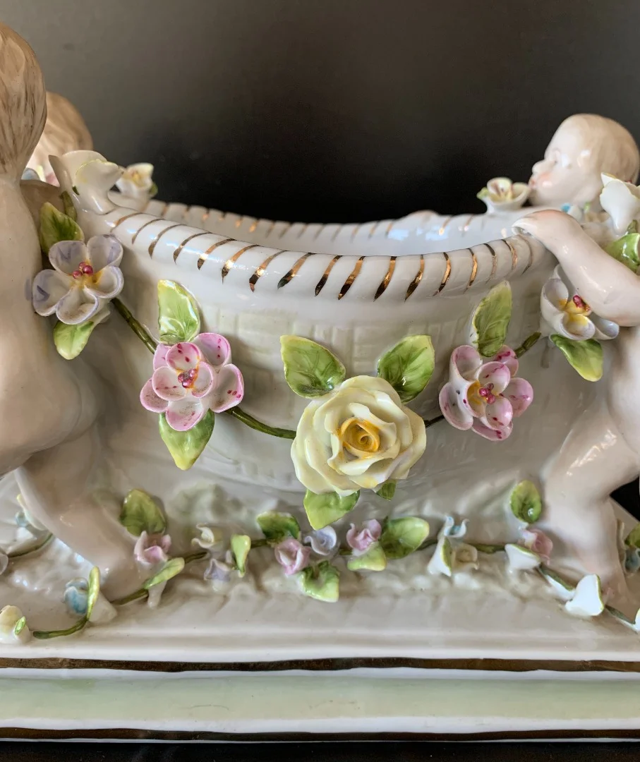 Centre De Table En Porcelaine à Décor De Putti
