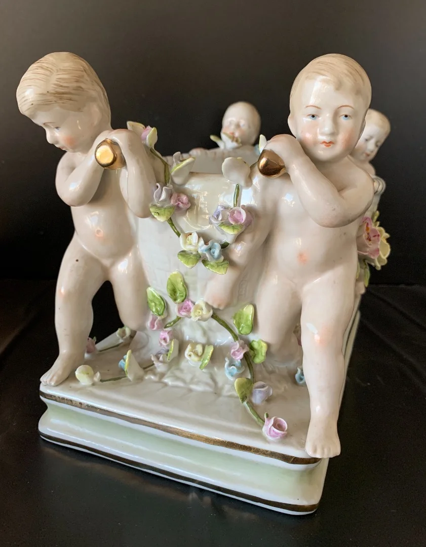 Centre De Table En Porcelaine à Décor De Putti