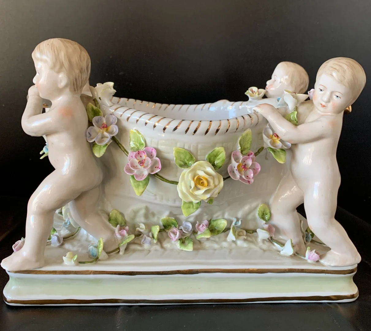 Centre De Table En Porcelaine à Décor De Putti