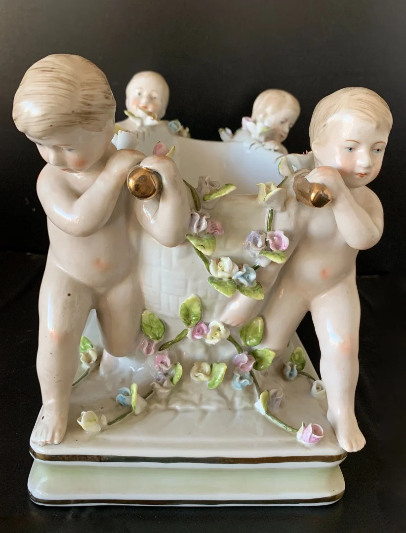 Centre De Table En Porcelaine à Décor De Putti