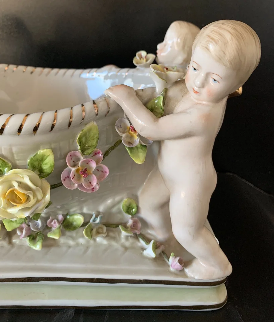 Centre De Table En Porcelaine à Décor De Putti