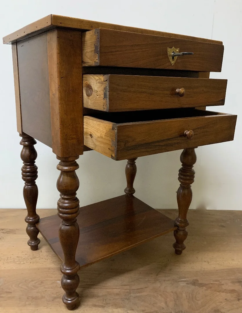 Petite table d appoint en noyer