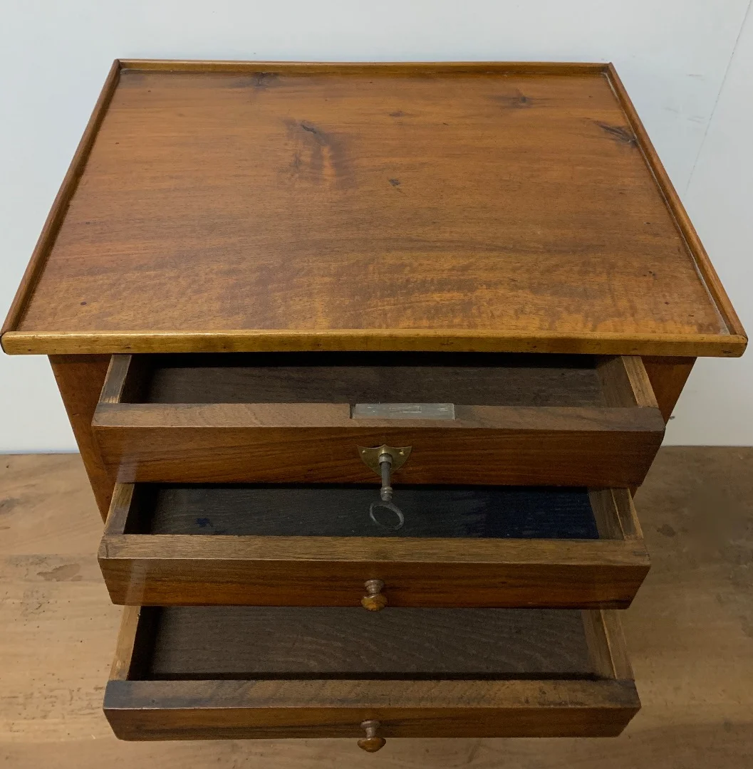 Petite table d appoint en noyer