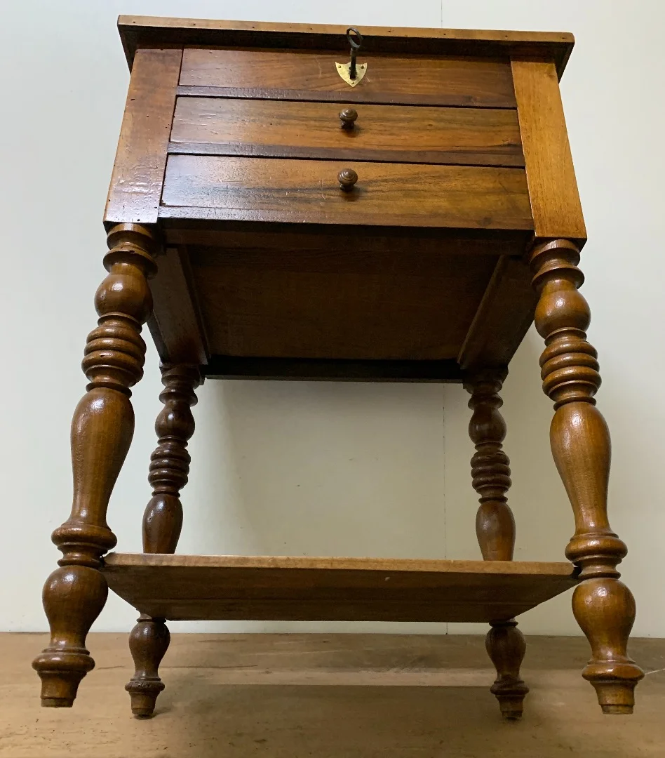 Petite table d appoint en noyer