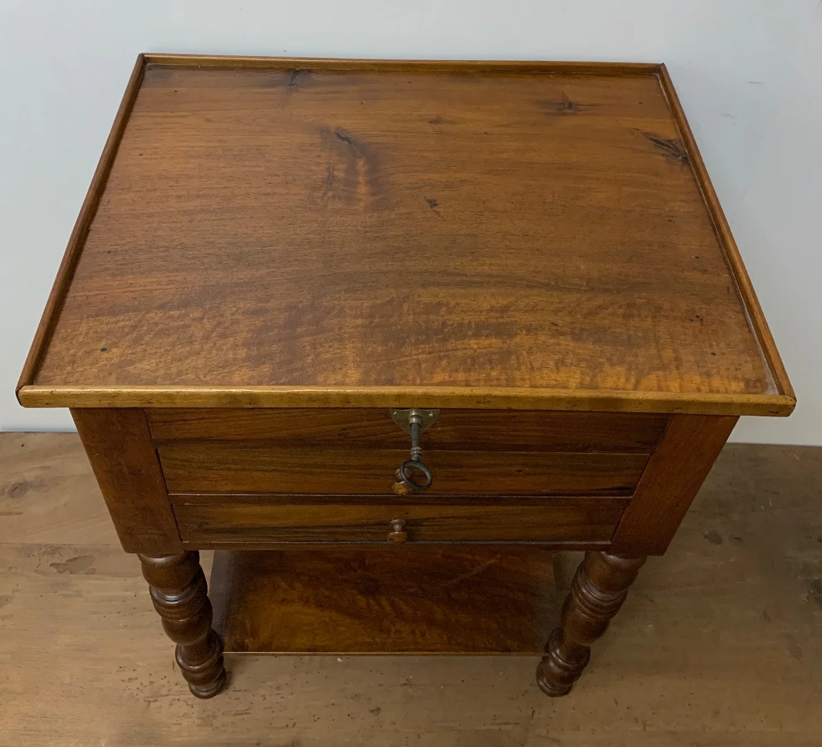 Petite table d appoint en noyer