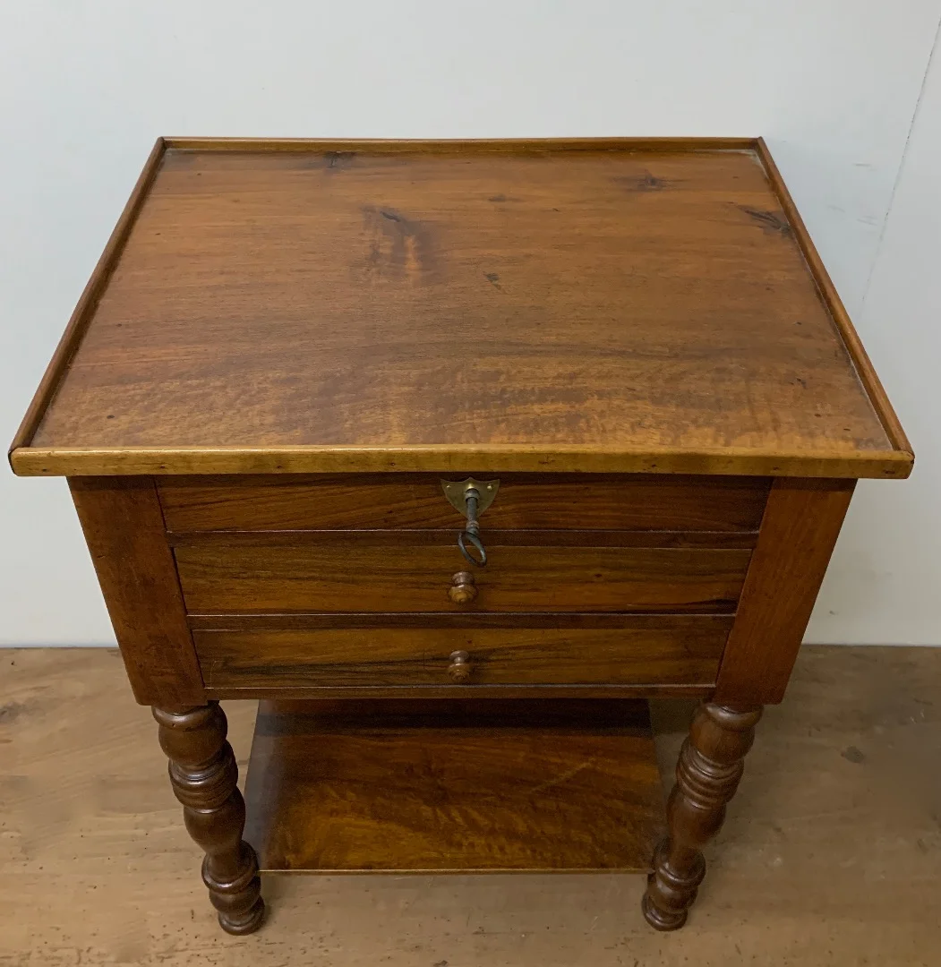 Petite table d appoint en noyer