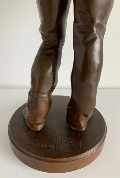 Le jeune facteur , sculpture en bronze