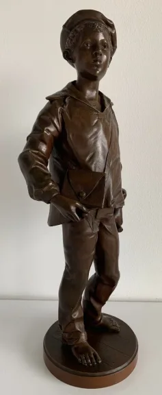 Le jeune facteur , sculpture en bronze