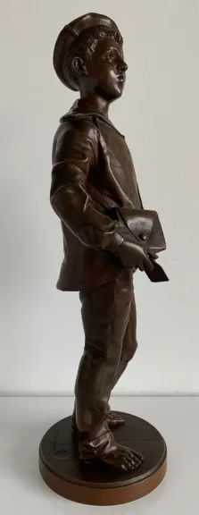 Le jeune facteur , sculpture en bronze
