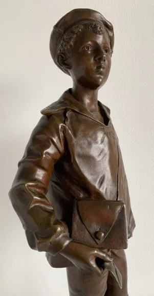 Le jeune facteur , sculpture en bronze