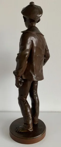 Le jeune facteur , sculpture en bronze
