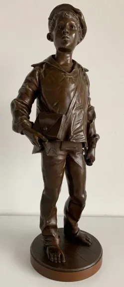 Le jeune facteur , sculpture en bronze