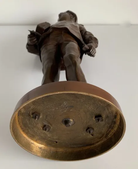 Le jeune facteur , sculpture en bronze