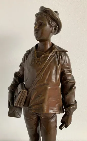 Le jeune facteur , sculpture en bronze