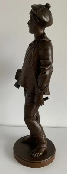 Le jeune facteur , sculpture en bronze