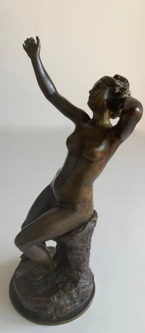 Jeune femme nue , sculpture en bronze
