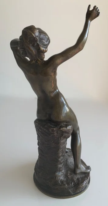 Jeune femme nue , sculpture en bronze
