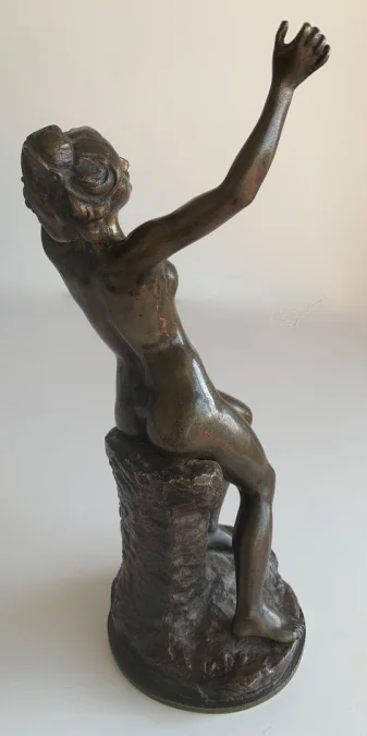 Jeune femme nue , sculpture en bronze