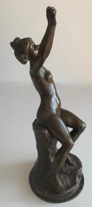Jeune femme nue , sculpture en bronze