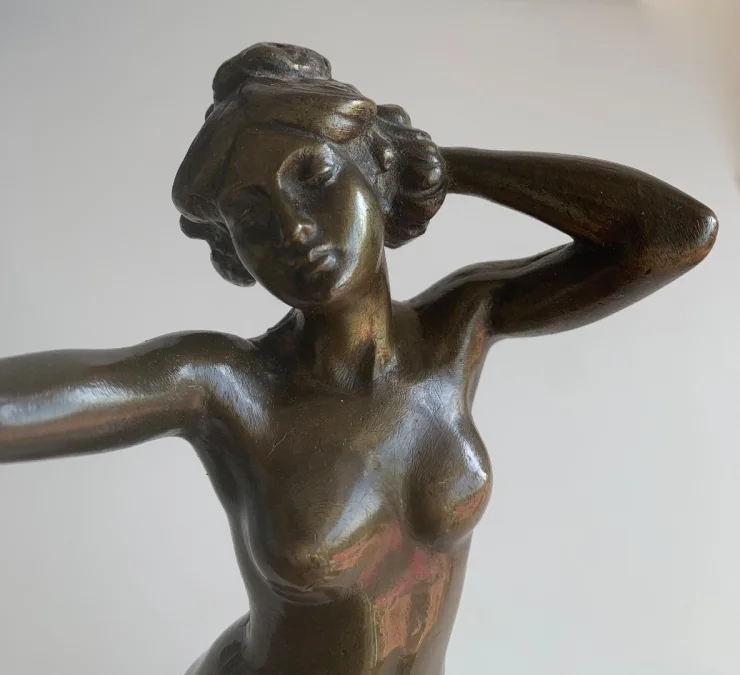 Jeune femme nue , sculpture en bronze