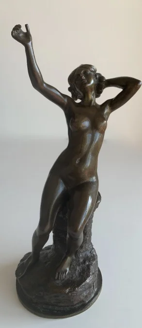 Jeune femme nue , sculpture en bronze
