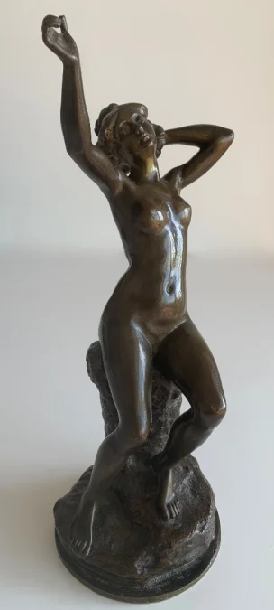 Jeune femme nue , sculpture en bronze