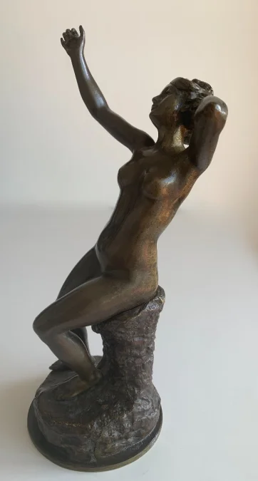 Jeune femme nue , sculpture en bronze