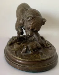 Chien Jouant Avec un petit rat , Sculpture En Bronze