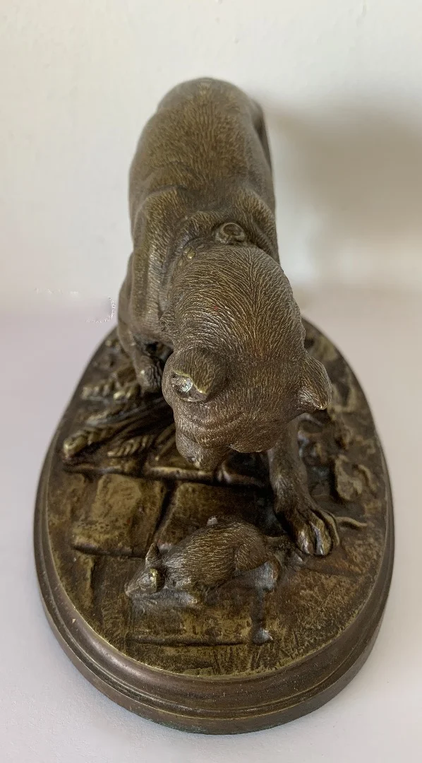 Chien Jouant Avec un petit rat , Sculpture En Bronze