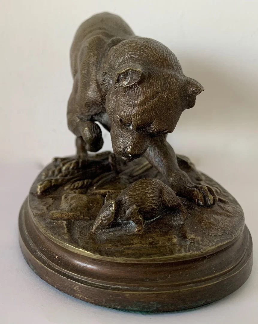 Chien Jouant Avec un petit rat , Sculpture En Bronze