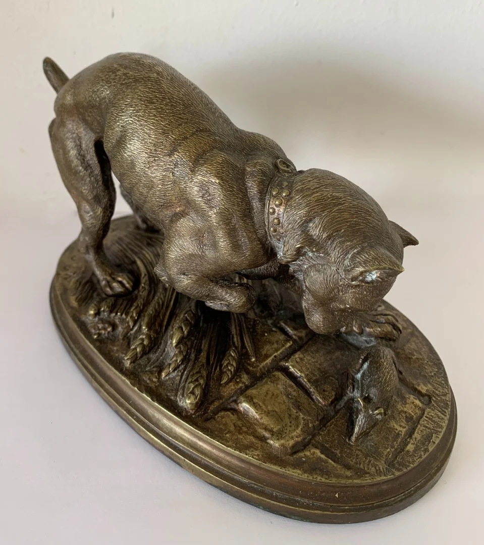 Chien Jouant Avec un petit rat , Sculpture En Bronze