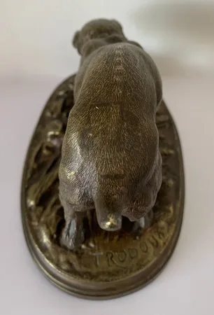 Chien Jouant Avec un petit rat , Sculpture En Bronze