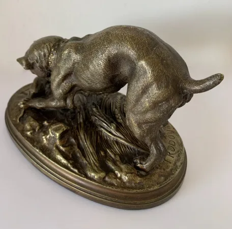 Chien Jouant Avec un petit rat , Sculpture En Bronze