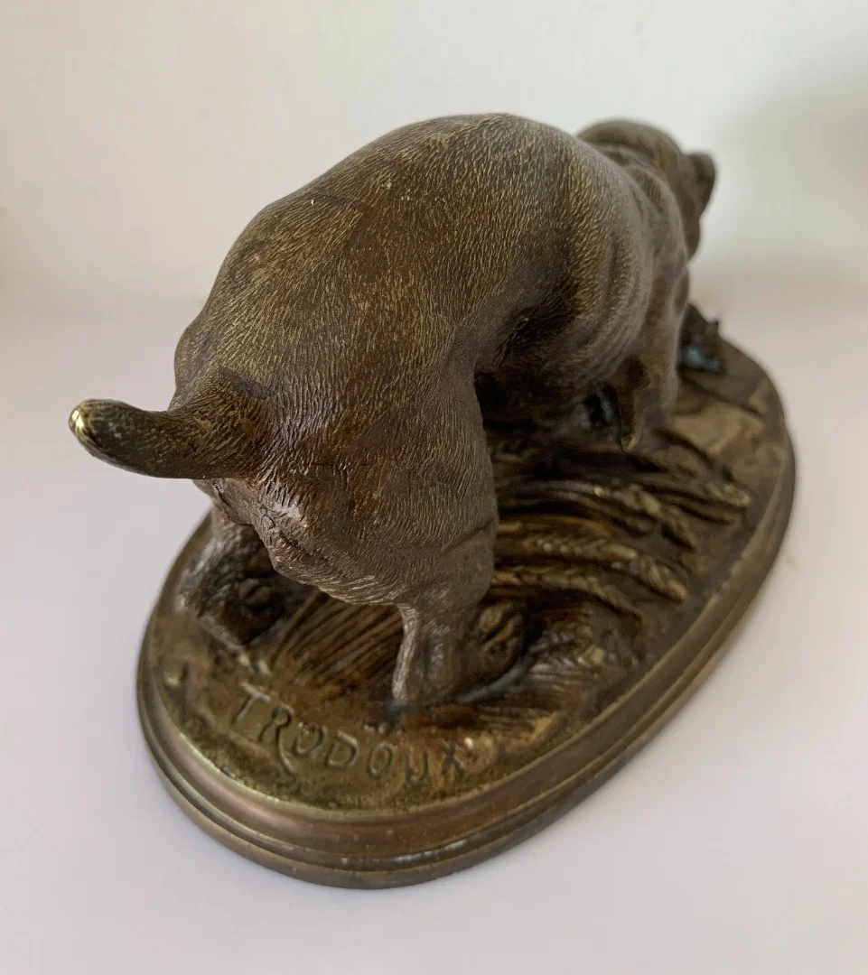 Chien Jouant Avec un petit rat , Sculpture En Bronze