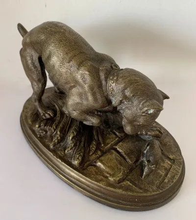 Chien Jouant Avec un petit rat , Sculpture En Bronze