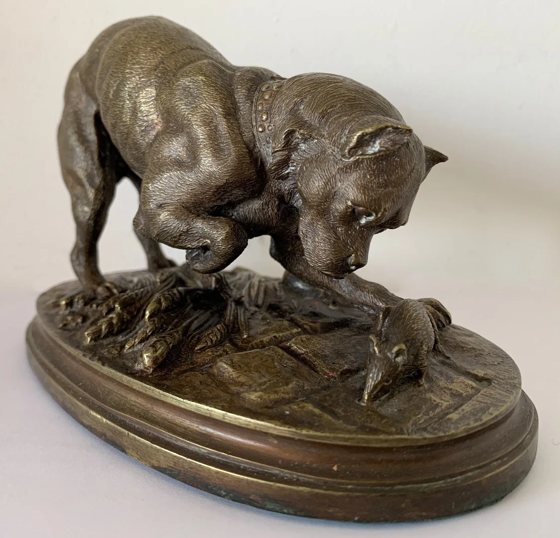 Chien Jouant Avec un petit rat , Sculpture En Bronze