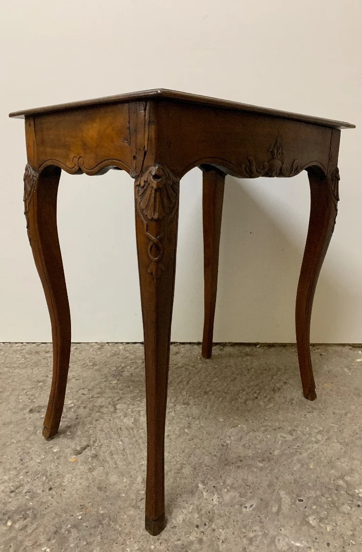 Petite table volante en noyer