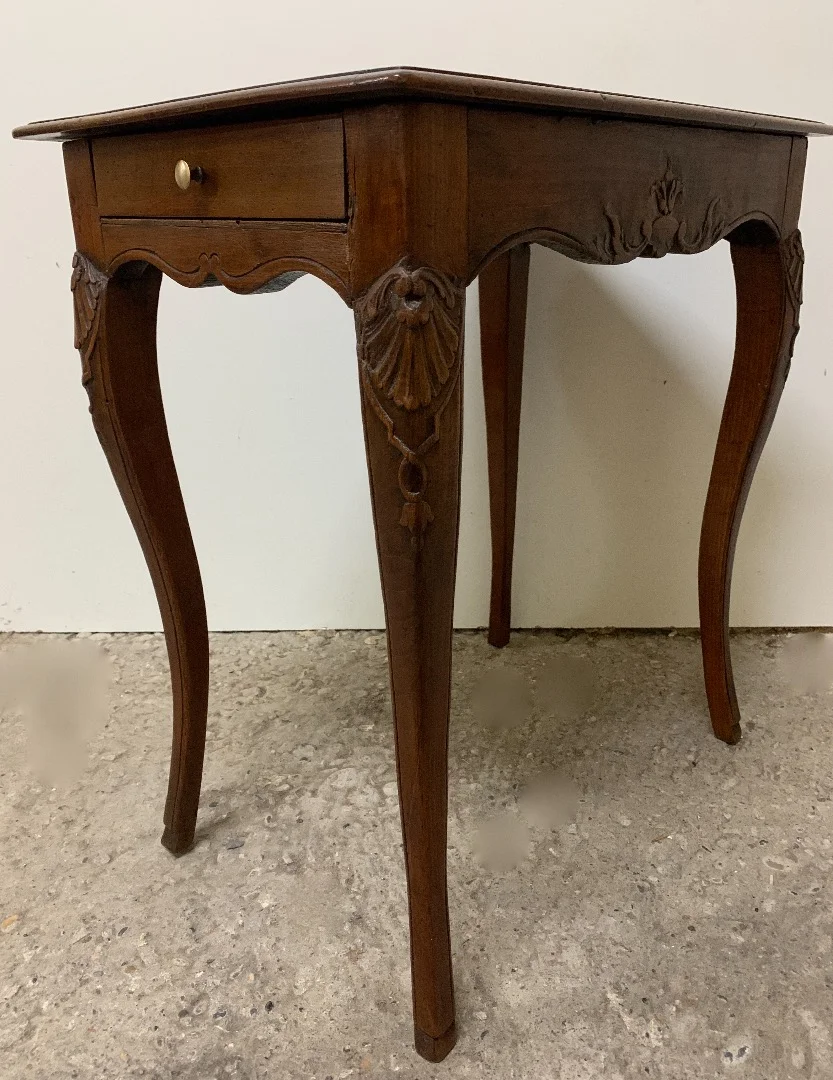 Petite table volante en noyer