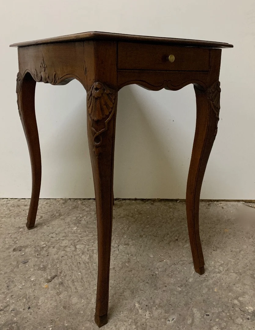 Petite table volante en noyer
