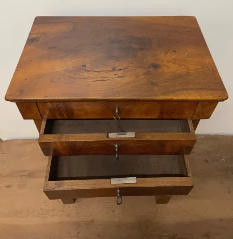 OCCASIONAL TABLE