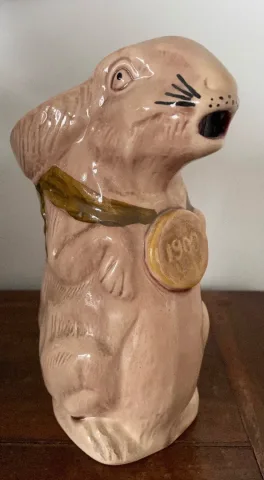Le Lapin à La Médaille 1900 , Pichet En Barbotine