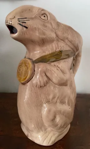Le Lapin à La Médaille 1900 , Pichet En Barbotine